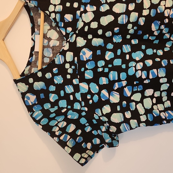 Blue Green Print Scrub Top - Picture 2 of 3